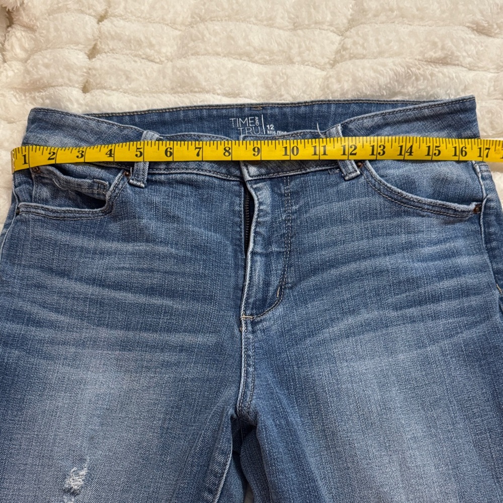 Women's Time and Tru Blu Distressed denim capris - Picture 4 of 7